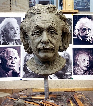 Скульптор Zenos Frudakis. Глиняный бюст Эйнштейна
